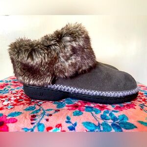 Women’s Isotoner Bootie with fur. Size 8.5-9. Color Gray.